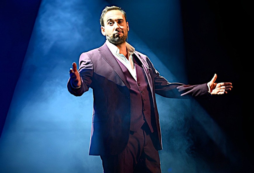 Dans &laquo;&nbsp;Face au peuple&nbsp;&raquo; mis en scène par Alexandre Delimoges : un Pierre Emonot à l&rsquo;humour noir assumé !